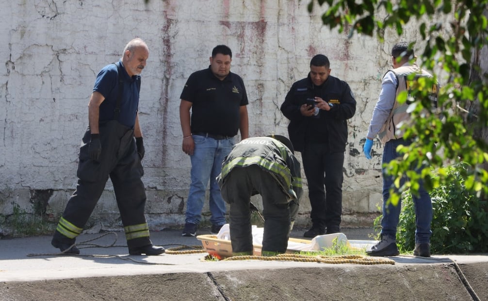 Al área acudieron miembros de Protección Civil y del cuerpo de bomberos de Naucalpan para llevar a cabo las tareas de recuperación del cuerpo sin vida. | Foto: Osmar Alvarado.