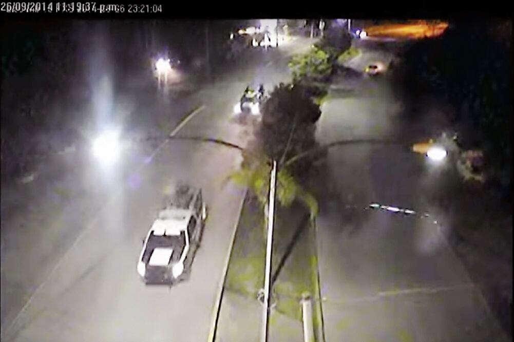 En una imagen obtenida de un video del C-4 se observa el momento en que las patrullas de la policía municipal de Iguala se desplazaban a la zona en que se encontraban los estudiantes normalistas el 26 de septiembre de 2014 (ARCHIVO EL UNIVERSAL)
