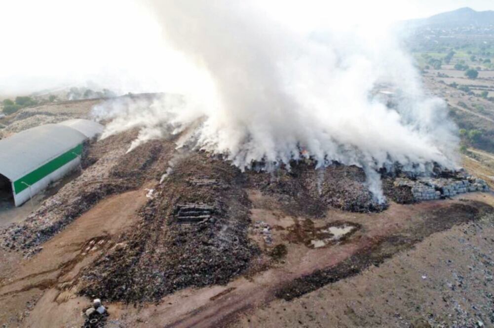 La nube de humo que se formó por el incendio del basurero es muy densa, por lo que las autoridades decidieron suspender las labores escolares. Foto: ESPECIAL