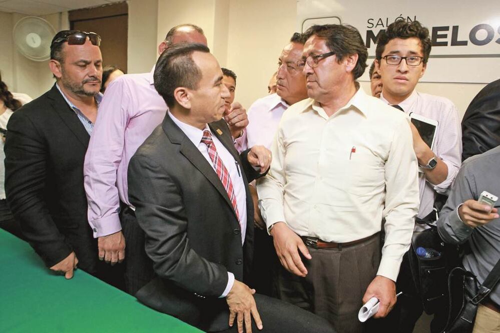 Rufino H León Tovar, secretario de Movilidad, e Ignacio Rodríguez, representante de Taxistas Organizados de la Ciudad de México, se reunieron ayer para abordar el tema del servicio privado de transporte de personas. Foto: Juan Boites/EL UNIVERSAL