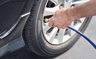 Aire o nitrógeno: ¿cuál es mejor para inflar las llantas?