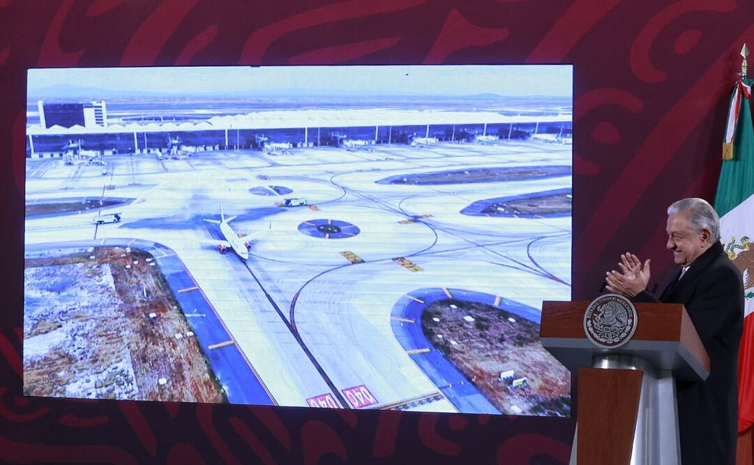 AMLO celebra que Mexicana de Aviación vuelve a volar. Foto: Fernanda Rojas / EL UNIVERSAL