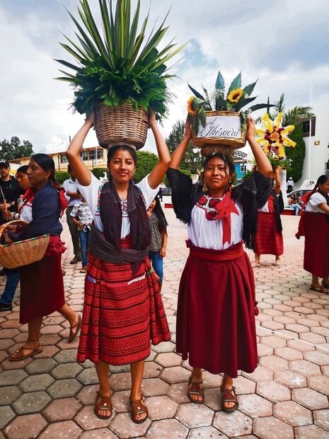 Mezcaleras ataviadas con sus mejores trajes zapotecas de la región desfilaron con canastos de flores y botellas de la bebida de los dioses. Foto: Arlen Pimentel | El Universal
