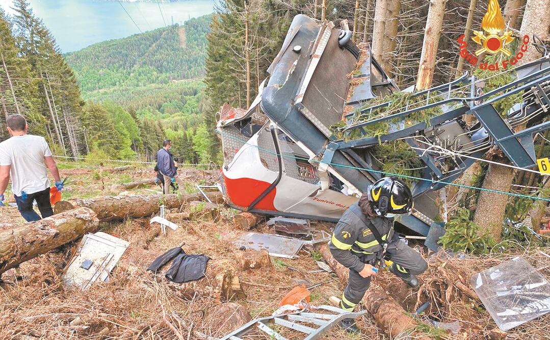 La cabina del teleférico estaba a punto de llegar a Mottarone cuando se desplomó y volcó antes de impactar con árboles; varios turistas salieron disparados. Foto: MARK HUMPHREY. AP