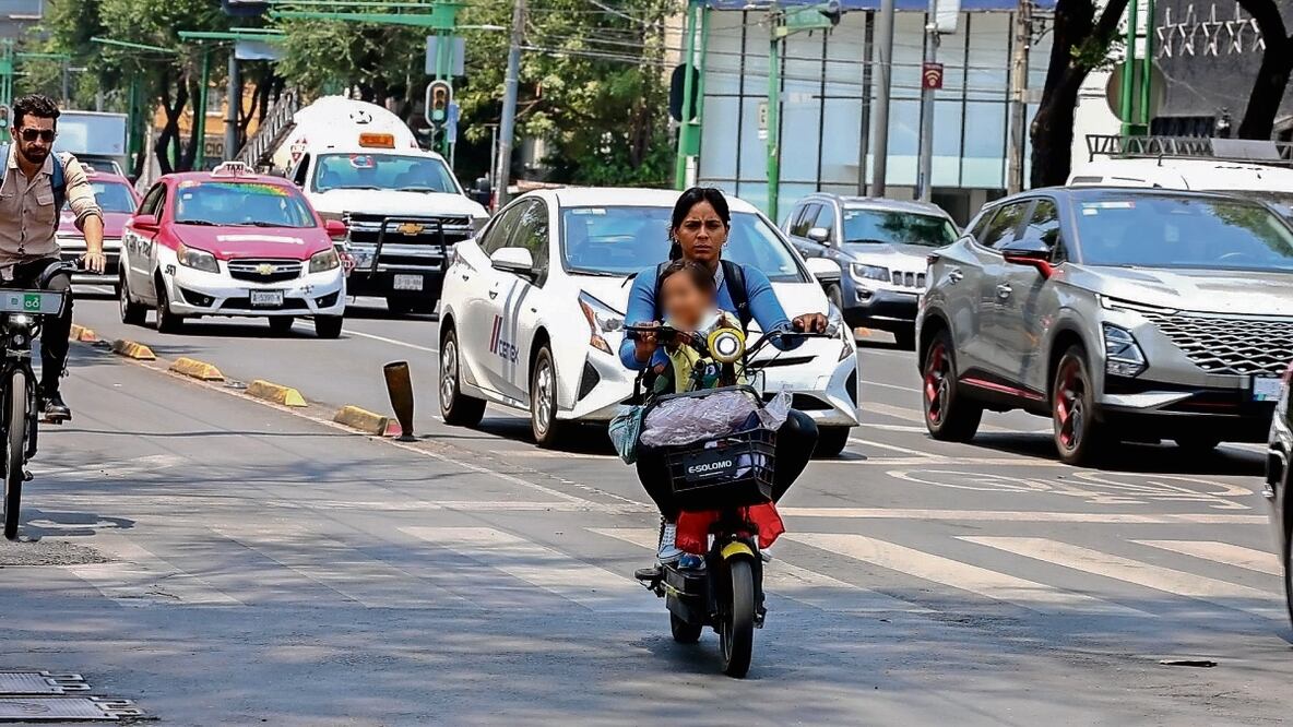 Pese al incremento en el uso de las bicicletas eléctricas los usuarios no utilizan equipo de seguridad e incluso ponen en riesgo a menores de edad. Foto: de Paola Reyes. El Universal