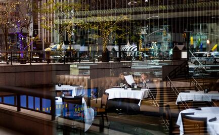 Restablecen prohibición de comer en interiores de restaurantes en NY para frenar el Covid