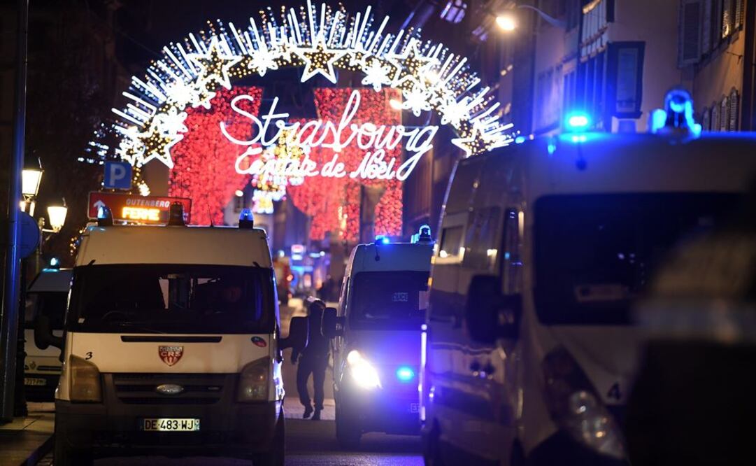 Vista de vehículos de la policía francesa estacionados cerca del lugar del tiroteo registrado hoy en el Mercado de Navidad, en Estrasburgo (Foto: EFE)