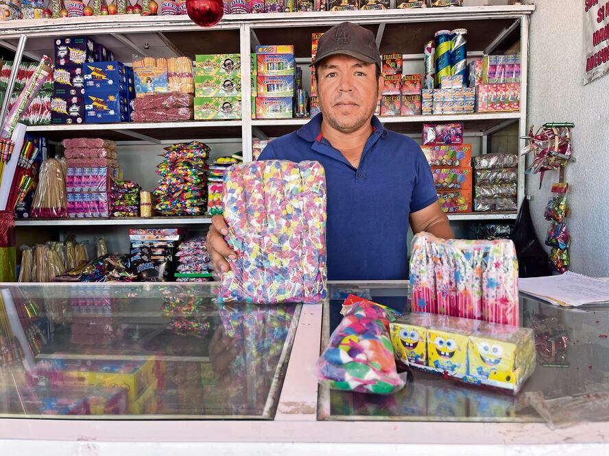El taller Fuegos Artificiales El Alacrán espera que sea reinaugurado el mercado para elevar sus ventas. Foto: de Arturo Contreras. El Universal