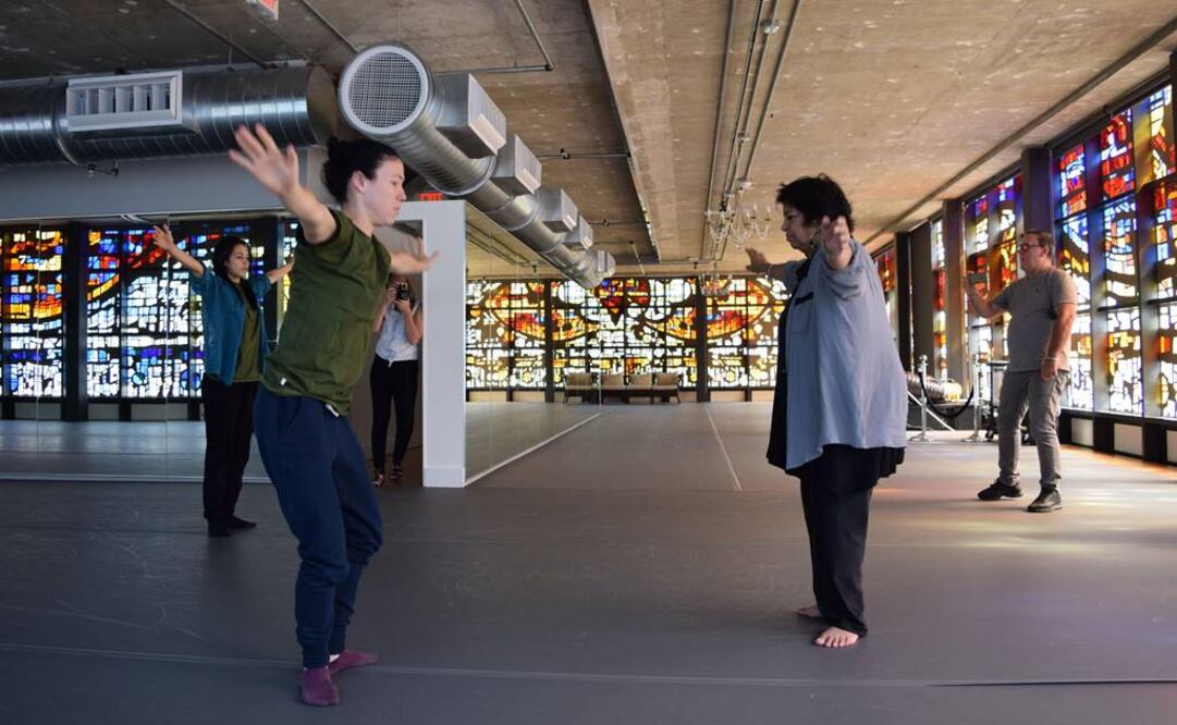 "Siempre va a ser así. Las mujeres llevan la estabilidad de las sociedades. Los hombres abren caminos, pero después las que estabilizan las cosas, las que llevan la vida son ellas", dice Bustos, fundadora de la compañía Retazos. FOTO: EFE.