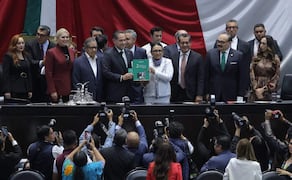 La secretaría de Gobernación, Rosa Icela Rodríguez junto al presidente de la Cámara de Diputados, Raúl Bolaños sosteniendo el segundo Informe de Gobierno de Sheinbaum (01/09/2026). Foto: Gabriel Pano / EL UNIVERSAL