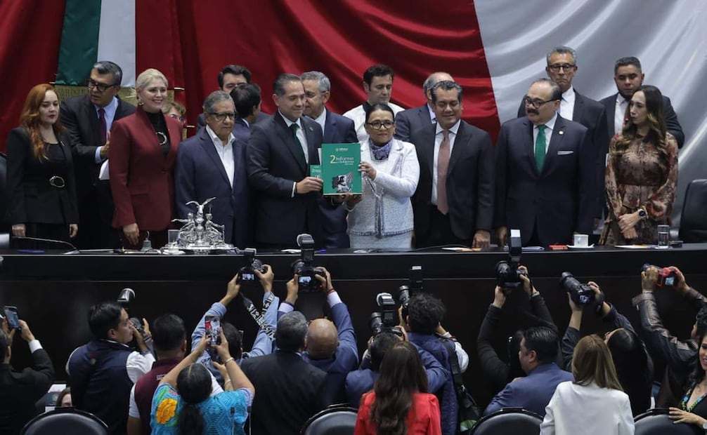 La secretaría de Gobernación, Rosa Icela Rodríguez junto al presidente de la Cámara de Diputados, Raúl Bolaños sosteniendo el segundo Informe de Gobierno de Sheinbaum (01/09/2026). Foto: Gabriel Pano / EL UNIVERSAL
