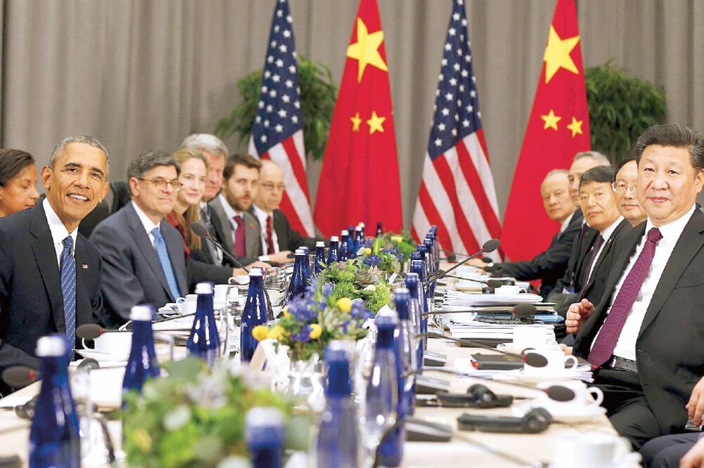 El presidente estadounidense, Barack Obama (izq.) y su par chino, Xi Jinping (enfrente), en la Cumbre de Seguridad Nuclear, ayer, en Washington. La jornada principal del encuentro será hoy (KEVIN LAMARQUE. REUTERS)