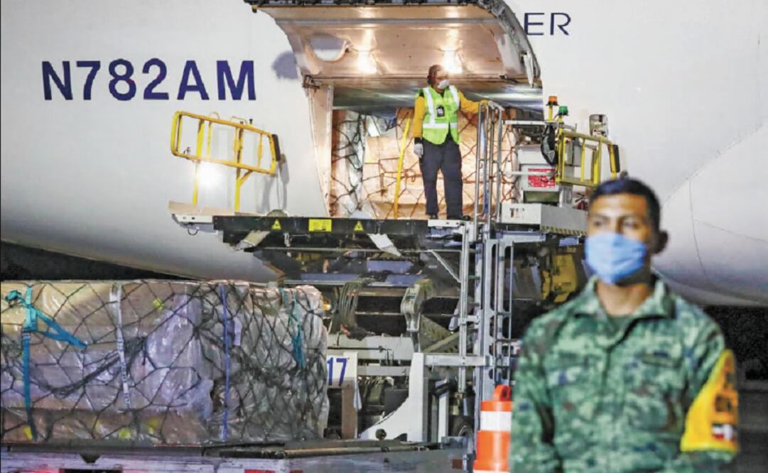 The airplane carrying the medical equipment landed in Mexico City last night - Photo: Diego Simón/EL UNIVERSAL