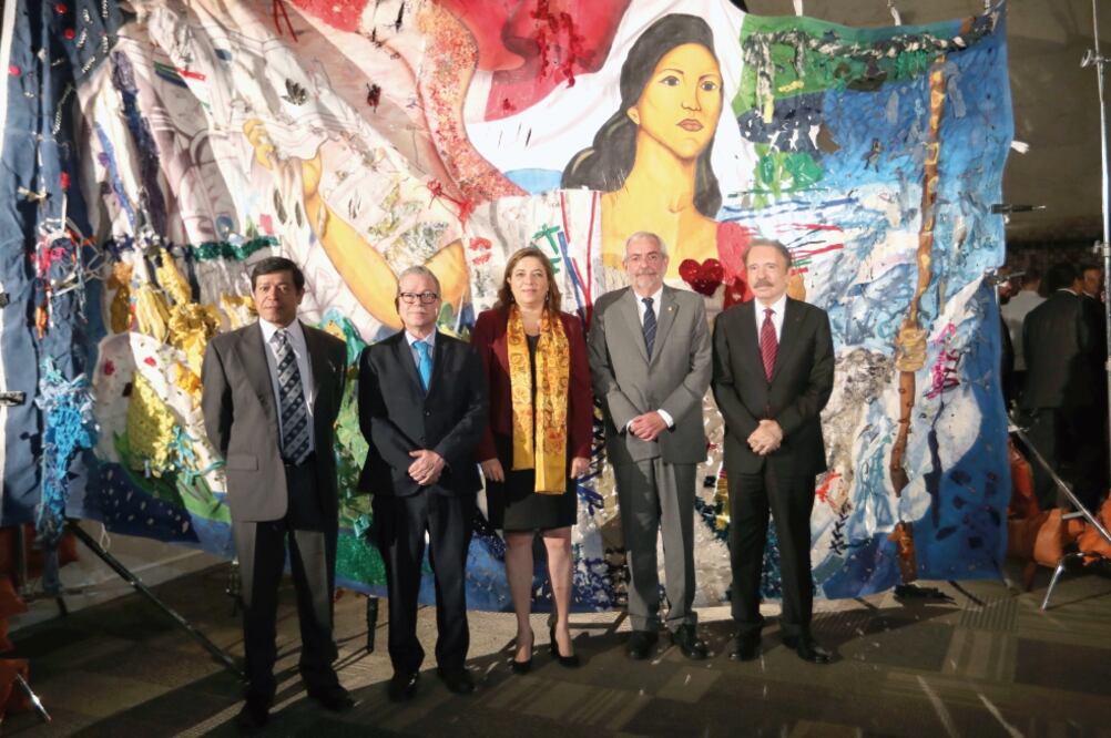 Durante la ceremonia de instalación del Comité Interuniversitario M68, en el Centro Cultural Universitario en Tlatelolco, se develó la obra de arte La Patria Desgarrada. (VALENTE ROSAS. EL UNIVERSAL)