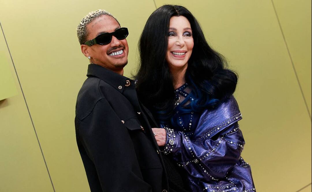 Alexander Edwards y la cantante aparecieron enamorados en un evento de moda.