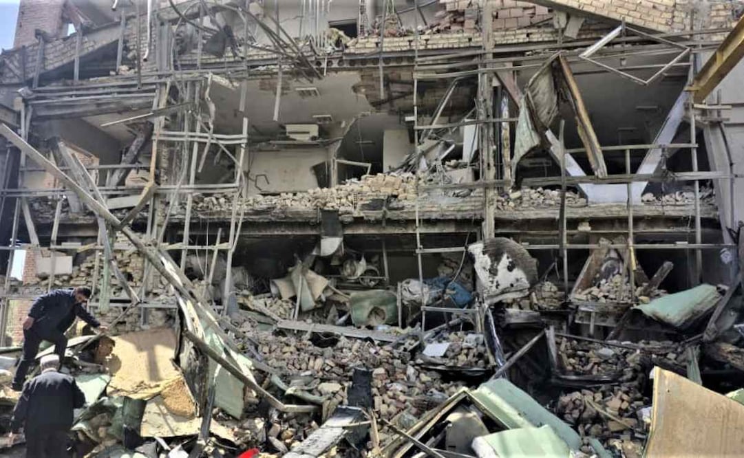 Centro de Investigación de Láser y Plasma de la Universidad Shahid Beheshti, destruido en ataque israelí-estadounidense el 3 de abril, en el norte de Teherán. Irán denunció este sábado que más de 30 universidades y centros de educación superior del país han sido atacadas directamente por Israel y Estados Unidos desde el inicio de la guerra, causando la muerte de 60 estudiantes y cinco profesores. Foto: EFE