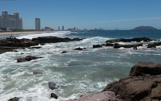 Rescatan a cinco turistas en playas de Mazatlán; oleaje intenso los arrastra mar adentro