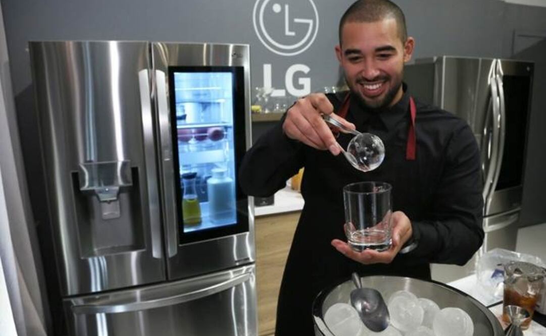 El primer refrigerador inteligente capaz de fabricar hielos esféricos fue presentado en México este martes.