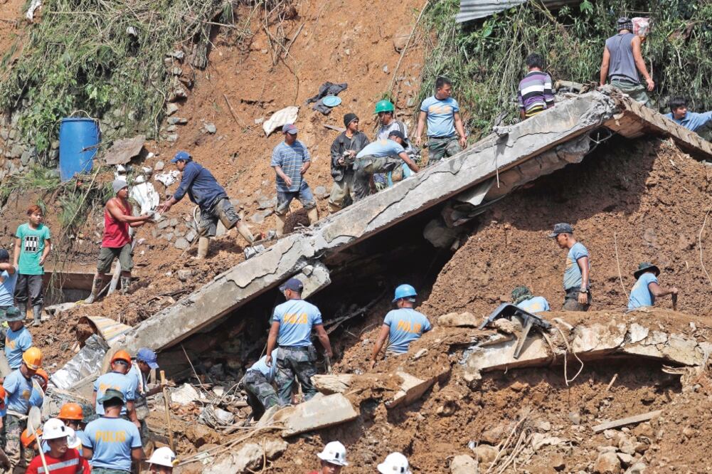 Miembros de los servicios de rescate trabajan en las labores de búsqueda de víctimas tras un deslave en una mina en el municipio de Itogon, en Filipinas (FRANCIS R. MALASIG. EFE)