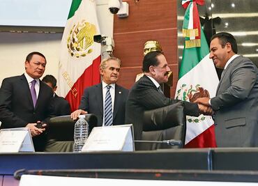 Condecora Senado a Ealy Ortiz por 54 años al frente de EL UNIVERSAL