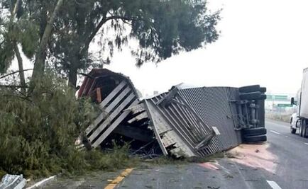 Reportan volcadura de tráiler en la México-Querétaro 