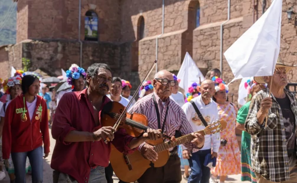 La gobernadora de Chihuahua, Maru Campos, durante una misa en honor a Javier Campos Morales, Joaquín César Mora Salazar y Pedro Palma, asesinados en Cerocahui el 20 de junio de 2022. Foto: Especial