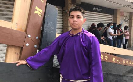 Brayan estando descalzo cargará cruz de 95 kilos en el viacrucis de Iztapalapa; pide por la salud de su mamá