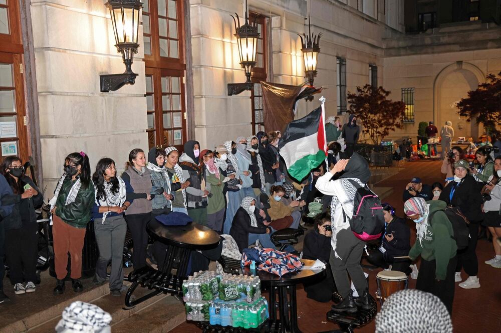 Manifestantes estudiantiles propalestinos forman una cadena, a la entrada del edificio Hamilton, en el campus de la Universidad de Columbia, previo a la llegada de la policía que los desalojó. FOTO: AFP/Archivo