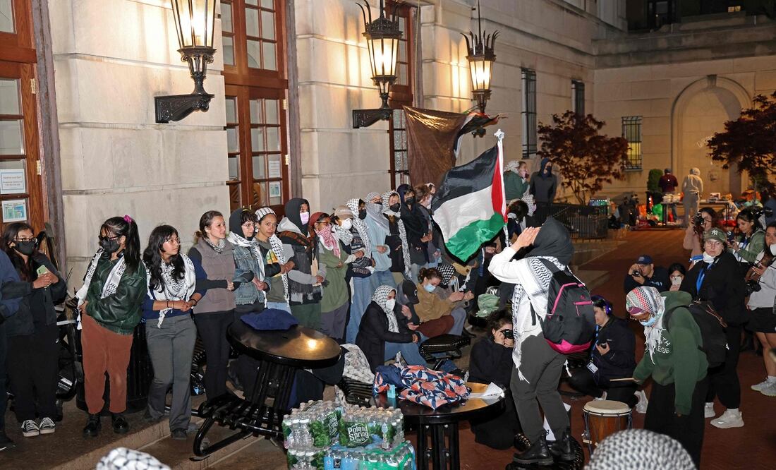 Manifestantes estudiantiles propalestinos forman una cadena, a la entrada del edificio Hamilton, en el campus de la Universidad de Columbia, previo a la llegada de la policía que los desalojó. FOTO: AFP/Archivo