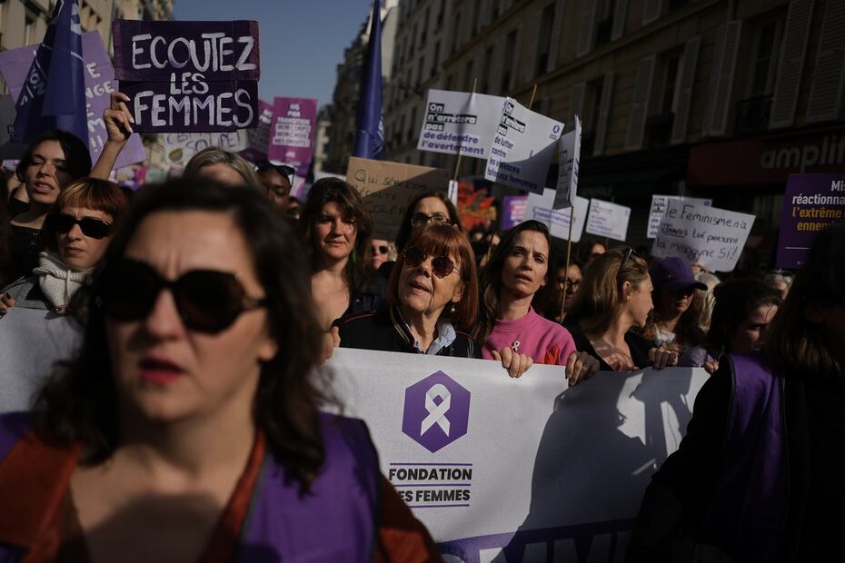 Gisele Pelicot (centro), en la protesta por el Día Internacional de la Mujer en París. FOTO: THIBAULT CAMUS. AP