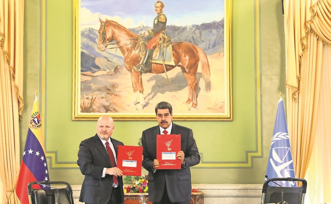 El jefe de la fiscalía de la Corte Penal Internacional, Karim Khan (izquierda), con el mandatario venezolano, Nicolás Maduro, tras la firma de un acuerdo en Caracas. Foto: EFE