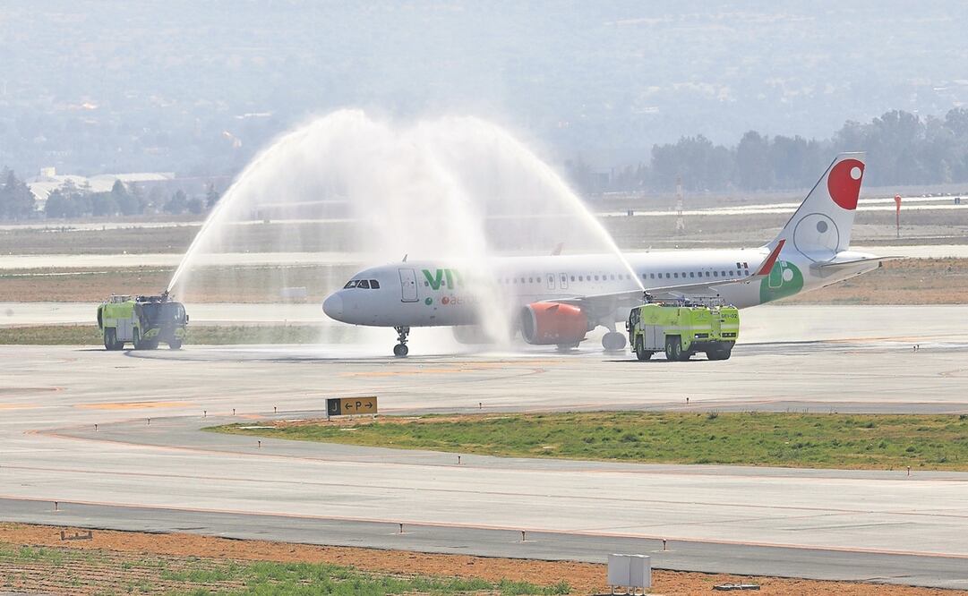 Previo al despegue del primer vuelo, se realizó la ceremonia del “arco de agua” para inaugurar la ruta AIFA-Guadalajara de Viva Aerobus. Foto: Berenice Fregoso. EL UNIVERSAL
