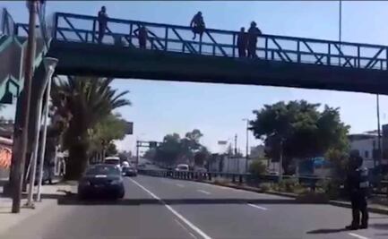 Policías rescatan a hombre que intentaba arrojarse de puente peatonal en Iztacalco