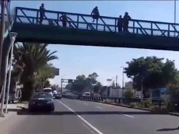 Policías rescatan a hombre que intentaba arrojarse de puente peatonal en Iztacalco