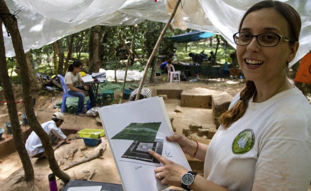 La arqueóloga australiana Alison Carter, muestra un mapa del templo Angkor Wat elaborado con tecnología Lidar. Los secretos de este centro permanecen bajo tierra. FOTO: Ricardo Pérez-Solero/EFE.