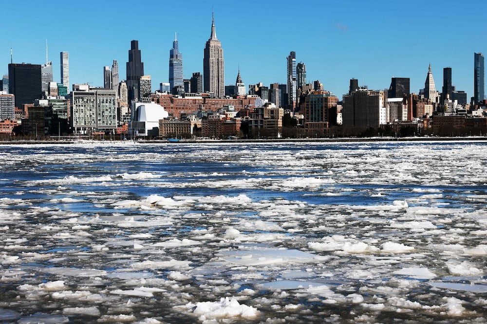 El hielo flotante cubre parte del río Hudson a lo largo de la costa de Manhattan mientras la ciudad de Nueva York experimenta temperaturas gélidas tras una tormenta invernal el fin de semana pasado, el 30 de enero. Foto: AFP