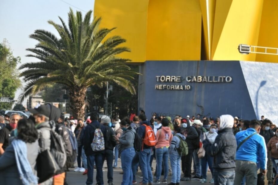 Integrantes de la CNTE bloquean Paseo de la Reforma 