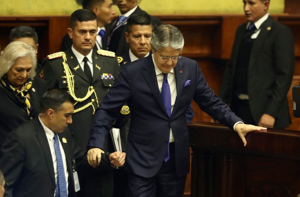El presidente de Ecuador, Guillermo Lasso, a su llegada para intervenir en el juicio político de censura en su contra, el martes, en la sede de la Asamblea Nacional, en Quito. Foto: EFE