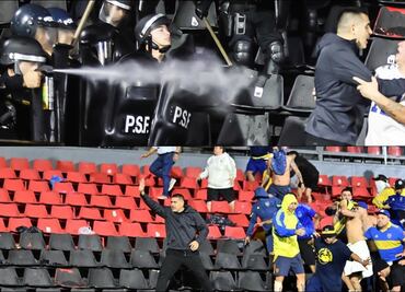VIDEO: Juan Román Riquelme se interpuso entre la policía y barras bravas de Boca Juniors para detener una pelea