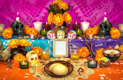 Veladoras y papel picado: ¿qué simbolizan en tu ofrenda de Día de Muertos?