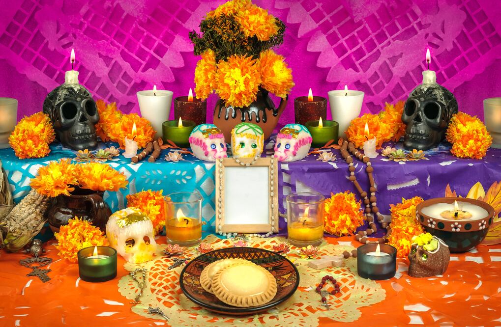La ofrenda, generalmente, se divide en tres niveles. (Foto: Istock)