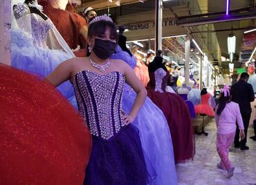 Semáforo no detiene compras en la Lagunilla