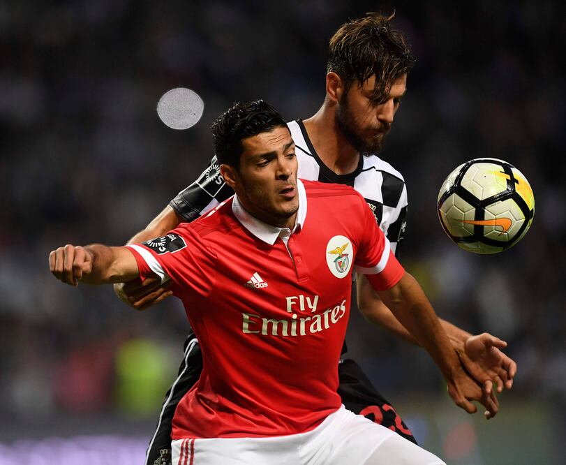 AFP. Raúl Jiménez peleando la pelota