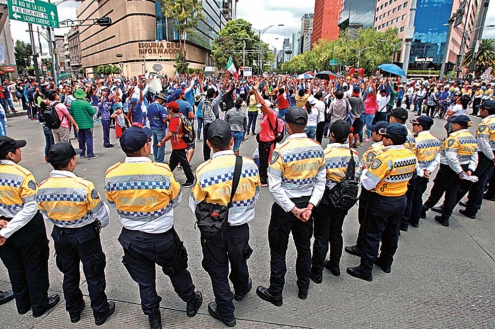 Aspectos de las movilizaciones que la coordinadora ha realizado a la Secretaría de Gobernación en la Ciudad de México (MARIO GUZMÁN. EFE)