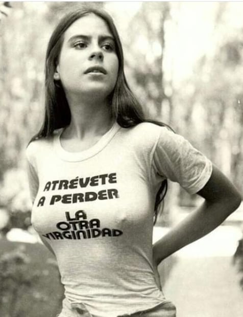 La actriz Leticia Perdigón con una camiseta de la película "La otra virginidad",  en 1975.