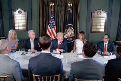 Combate Trump a los medios desde Facebook