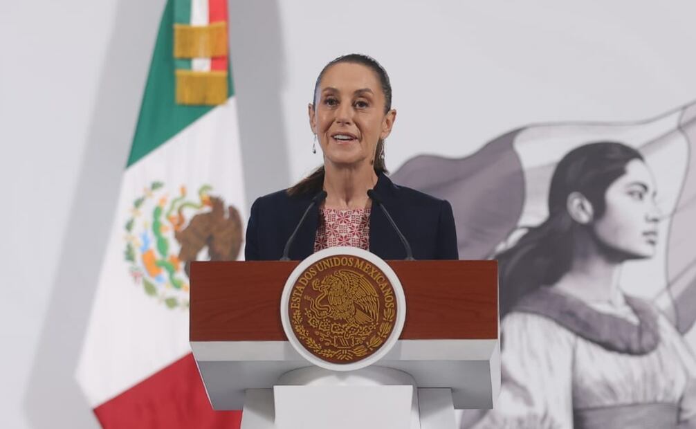 La presidenta Sheinbaum Pardo acusó que en la administración priista del expresidente Enrique Peña Nieto cayó la producción de Pemex, y aseguró que el expresidente Andrés Manuel López Obrador recuperó a la empresa petrolera. Fotos: Gabriel Pano / EL UNIVERSAL