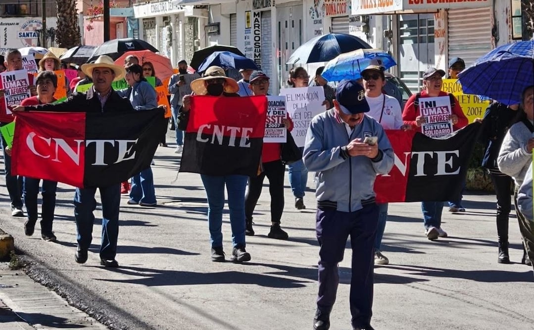 Docentes de la escuela secundaria número 1 marcharon en Pachuca en apoyo a la CNTE. Foto: Especial