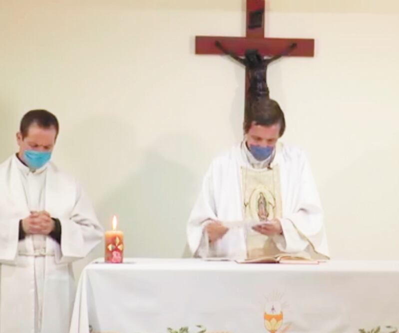 El padre Andrés López Ruiz y otros dos curas decidieron acudir a hospitales y domicilios con enfermos por Covid-19 para orar por ellos. TOMADA DE VIDEO