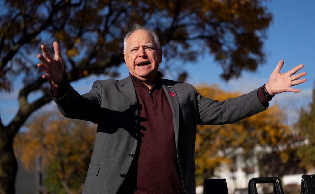 El gobernador de Minnesota, candidato demócrata a la vicepresidencia, Tim Walz, habla con la prensa después de votar anticipadamente en la oficina de elecciones del condado de Ramsey en St. Paul, Minnesota, el miércoles 23 de octubre de 2024. Foto: AP